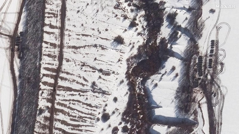 Gambar satelit Maxar menampikan pangkalan udara Millerovo Rusia dekat perbatasan Ukraina. (via REUTERS/MAXAR TECHNOLOGIES)