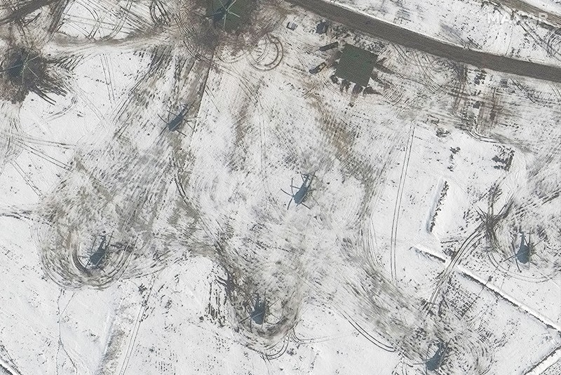Gambar satelit Maxar menampikan pangkalan udara Millerovo Rusia dekat perbatasan Ukraina. (via REUTERS/MAXAR TECHNOLOGIES)
