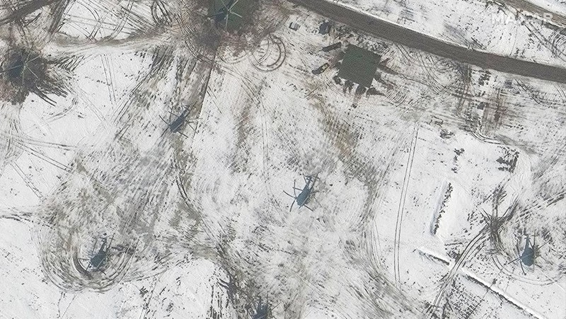 Gambar satelit Maxar menampikan pangkalan udara Millerovo Rusia dekat perbatasan Ukraina. (via REUTERS/MAXAR TECHNOLOGIES)
