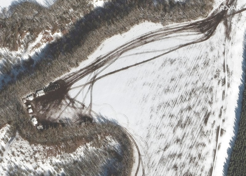 Gambar satelit Maxar menampikan pangkalan udara Millerovo Rusia dekat perbatasan Ukraina. (via REUTERS/MAXAR TECHNOLOGIES)