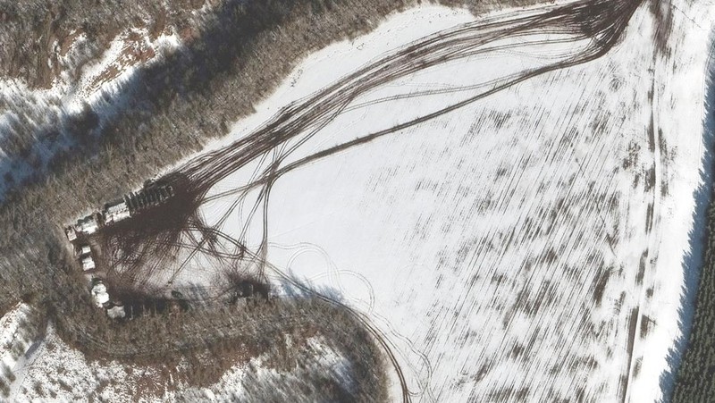 Gambar satelit Maxar menampikan pangkalan udara Millerovo Rusia dekat perbatasan Ukraina. (via REUTERS/MAXAR TECHNOLOGIES)