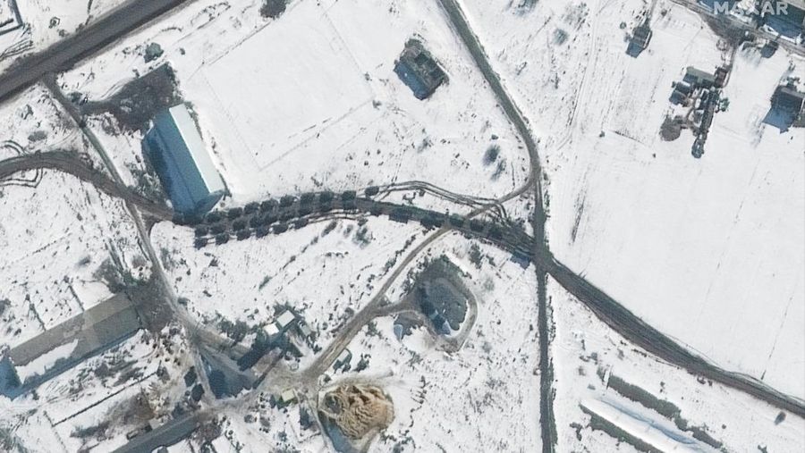 Gambar satelit Maxar menampikan pangkalan udara Millerovo Rusia dekat perbatasan Ukraina. (via REUTERS/MAXAR TECHNOLOGIES)