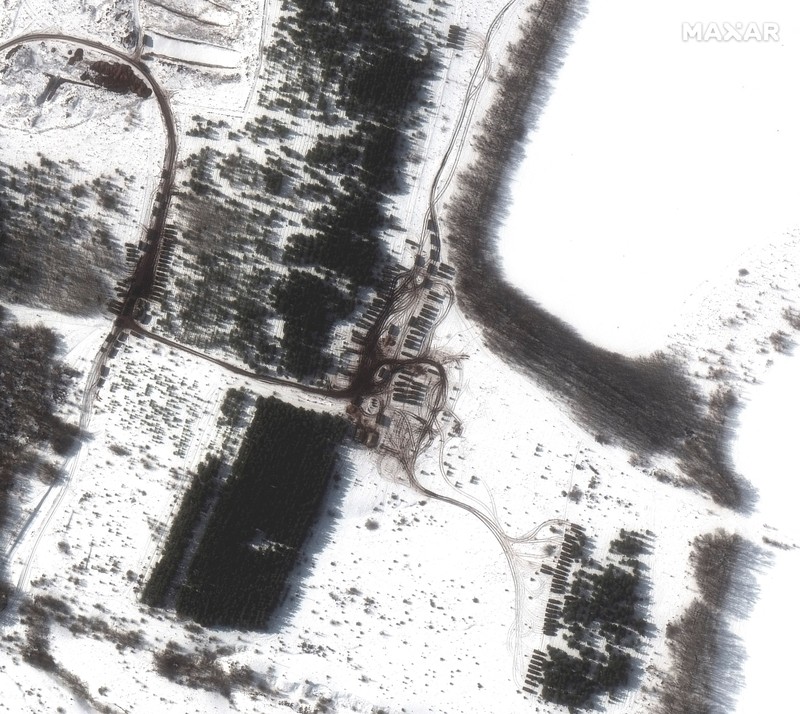 Gambar satelit Maxar menampikan pangkalan udara Millerovo Rusia dekat perbatasan Ukraina. (via REUTERS/MAXAR TECHNOLOGIES)