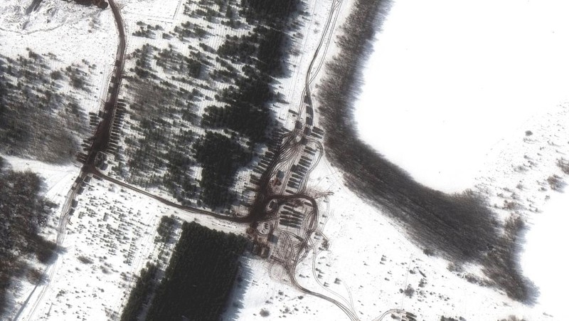 Gambar satelit Maxar menampikan pangkalan udara Millerovo Rusia dekat perbatasan Ukraina. (via REUTERS/MAXAR TECHNOLOGIES)