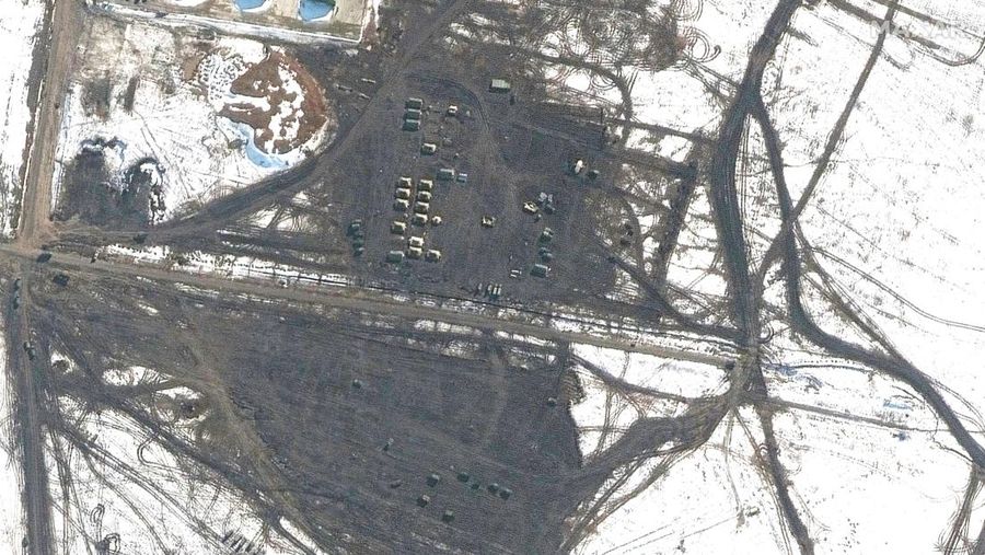 Gambar satelit Maxar menampikan pangkalan udara Millerovo Rusia dekat perbatasan Ukraina. (via REUTERS/MAXAR TECHNOLOGIES)
