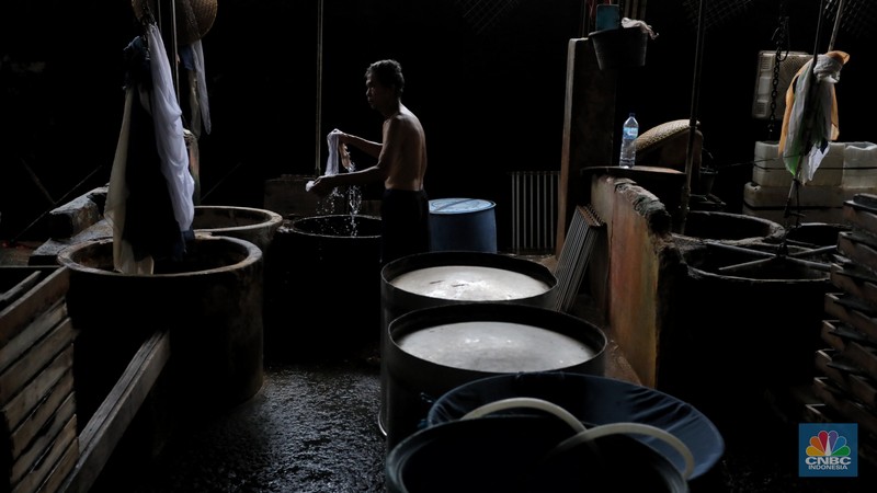 Pekerja membersihkan alat pembuatan tahu di tempat kerjanya ketika melakukan mogok produksi di pabrik tahu di kawasan Duren Tiga, Jakarta Selatan, Senin (21/2/2022). (CNBC Indonesia/Andrean Kristianto) Pekerja membersihkan alat pembuatan tahu di tempat kerjanya ketika melakukan mogok produksi di pabrik tahu di kawasan Duren Tiga, Jakarta Selatan, Senin (21/2/2022). (CNBC Indonesia/Andrean Kristianto)