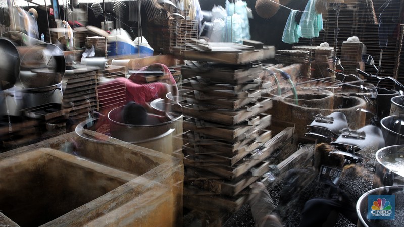 Pekerja membersihkan alat pembuatan tahu di tempat kerjanya ketika melakukan mogok produksi di pabrik tahu di kawasan Duren Tiga, Jakarta Selatan, Senin (21/2/2022). (CNBC Indonesia/Andrean Kristianto) Pekerja membersihkan alat pembuatan tahu di tempat kerjanya ketika melakukan mogok produksi di pabrik tahu di kawasan Duren Tiga, Jakarta Selatan, Senin (21/2/2022). (CNBC Indonesia/Andrean Kristianto)