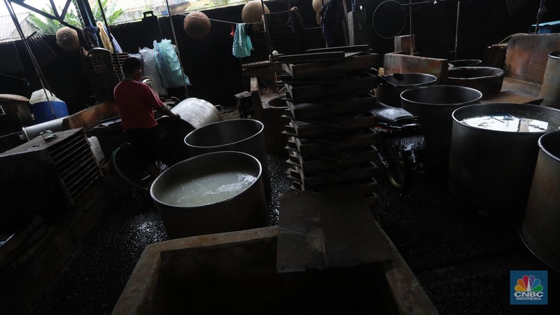 Pekerja membersihkan alat pembuatan tahu di tempat kerjanya ketika melakukan mogok produksi di pabrik tahu di kawasan Duren Tiga, Jakarta Selatan, Senin (21/2/2022). (CNBC Indonesia/Andrean Kristianto) Pekerja membersihkan alat pembuatan tahu di tempat kerjanya ketika melakukan mogok produksi di pabrik tahu di kawasan Duren Tiga, Jakarta Selatan, Senin (21/2/2022). (CNBC Indonesia/Andrean Kristianto)