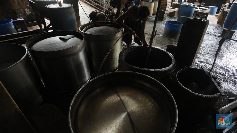 Pekerja membersihkan alat pembuatan tahu di tempat kerjanya ketika melakukan mogok produksi di pabrik tahu di kawasan Duren Tiga, Jakarta Selatan, Senin (21/2/2022). (CNBC Indonesia/Andrean Kristianto) Pekerja membersihkan alat pembuatan tahu di tempat kerjanya ketika melakukan mogok produksi di pabrik tahu di kawasan Duren Tiga, Jakarta Selatan, Senin (21/2/2022). (CNBC Indonesia/Andrean Kristianto)