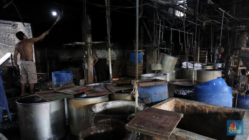 Pekerja membersihkan alat pembuatan tahu di tempat kerjanya ketika melakukan mogok produksi di pabrik tahu di kawasan Duren Tiga, Jakarta Selatan, Senin (21/2/2022). (CNBC Indonesia/Andrean Kristianto) Pekerja membersihkan alat pembuatan tahu di tempat kerjanya ketika melakukan mogok produksi di pabrik tahu di kawasan Duren Tiga, Jakarta Selatan, Senin (21/2/2022). (CNBC Indonesia/Andrean Kristianto)