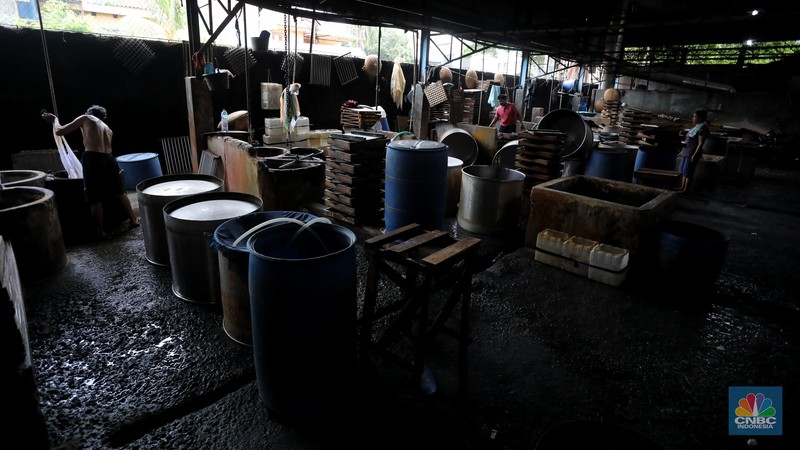 Pekerja membersihkan alat pembuatan tahu di tempat kerjanya ketika melakukan mogok produksi di pabrik tahu di kawasan Duren Tiga, Jakarta Selatan, Senin (21/2/2022). (CNBC Indonesia/Andrean Kristianto) Pekerja membersihkan alat pembuatan tahu di tempat kerjanya ketika melakukan mogok produksi di pabrik tahu di kawasan Duren Tiga, Jakarta Selatan, Senin (21/2/2022). (CNBC Indonesia/Andrean Kristianto)