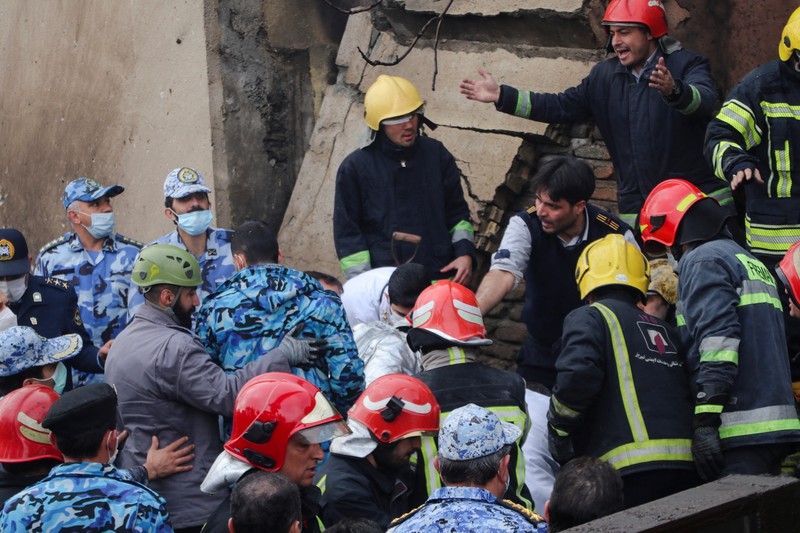 Pesawat tempur F5 buatan AS yang digunakan militer Iran jatuh dan menghantam sebuah sekolah di Kota Tabriz, Iran barat laut, Senin, 21 Februari 2022. (via REUTERS/WANA NEWS AGENCY)
