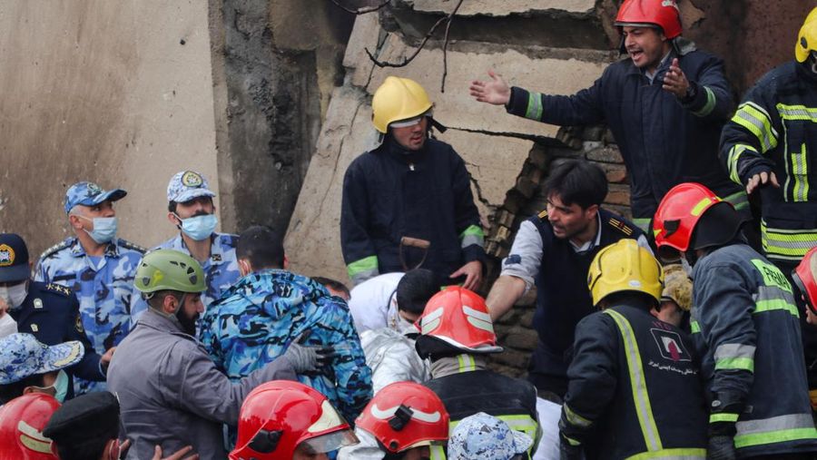 Pesawat tempur F5 buatan AS yang digunakan militer Iran jatuh dan menghantam sebuah sekolah di Kota Tabriz, Iran barat laut, Senin, 21 Februari 2022. (via REUTERS/WANA NEWS AGENCY)
