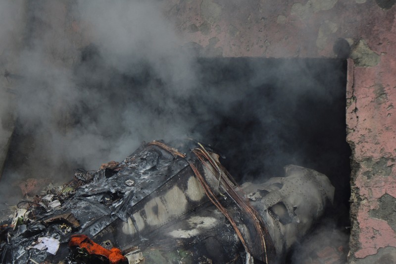 Pesawat tempur F5 buatan AS yang digunakan militer Iran jatuh dan menghantam sebuah sekolah di Kota Tabriz, Iran barat laut, Senin, 21 Februari 2022. (via REUTERS/WANA NEWS AGENCY)