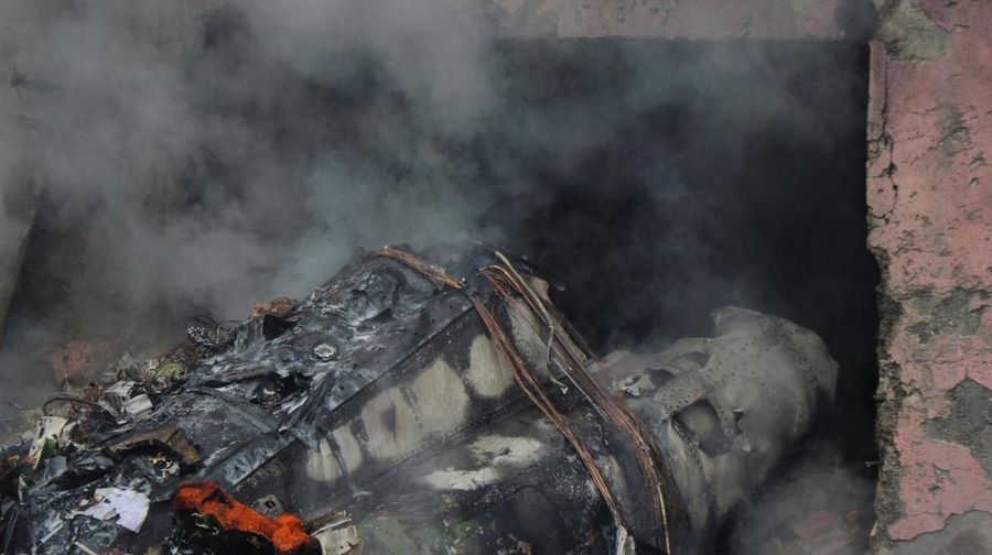 Pesawat tempur F5 buatan AS yang digunakan militer Iran jatuh dan menghantam sebuah sekolah di Kota Tabriz, Iran barat laut, Senin, 21 Februari 2022. (via REUTERS/WANA NEWS AGENCY)