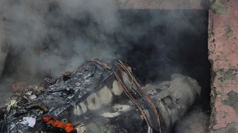 Pesawat tempur F5 buatan AS yang digunakan militer Iran jatuh dan menghantam sebuah sekolah di Kota Tabriz, Iran barat laut, Senin, 21 Februari 2022. (via REUTERS/WANA NEWS AGENCY)
