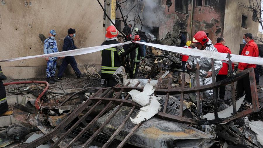 Pesawat tempur F5 buatan AS yang digunakan militer Iran jatuh dan menghantam sebuah sekolah di Kota Tabriz, Iran barat laut, Senin, 21 Februari 2022. (via REUTERS/WANA NEWS AGENCY)