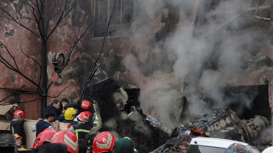 Pesawat tempur F5 buatan AS yang digunakan militer Iran jatuh dan menghantam sebuah sekolah di Kota Tabriz, Iran barat laut, Senin, 21 Februari 2022. (via REUTERS/WANA NEWS AGENCY)