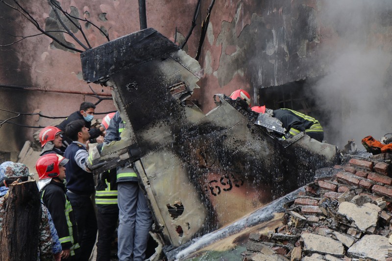 Pesawat tempur F5 buatan AS yang digunakan militer Iran jatuh dan menghantam sebuah sekolah di Kota Tabriz, Iran barat laut, Senin, 21 Februari 2022. (via REUTERS/WANA NEWS AGENCY)