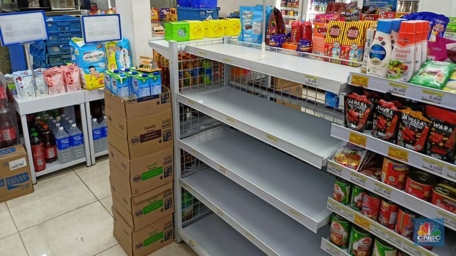Rak kosong penjualan minyak goreng di Indomaret (CNBC Indonesia/Ferry Sandi)