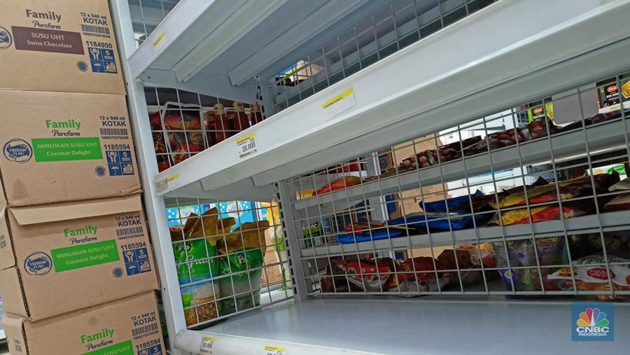 Rak kosong penjualan minyak goreng di Indomaret (CNBC Indonesia/Ferry Sandi)