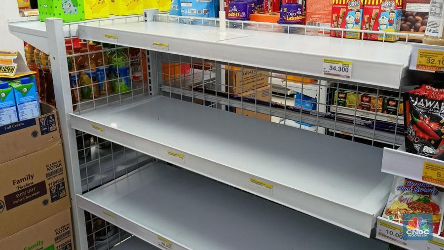 Rak kosong penjualan minyak goreng di Indomaret (CNBC Indonesia/Ferry Sandi)