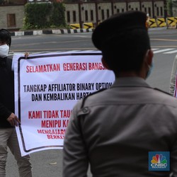 Begini Aksi Demo Para Korban Binomo di Mabes Polri