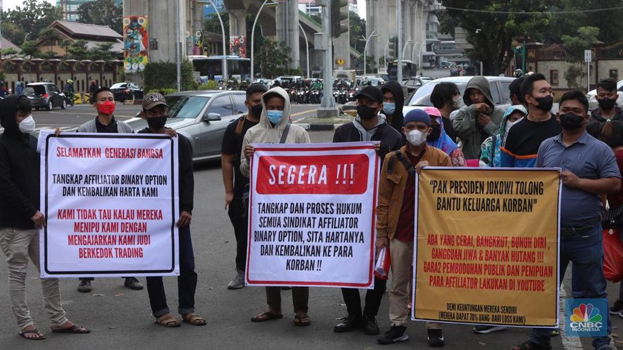 Sejumlah korban aplikasi Binomo direncanakan menggelar aksi demo di Mabes Polri, Jakarta, Senin (21/2/2022). (CNBC Indonesia/Andrean Kristianto)
