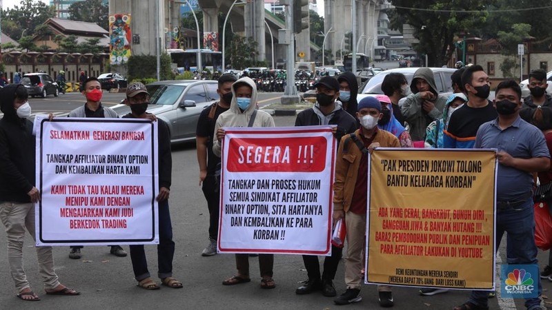 Sejumlah korban aplikasi Binomo direncanakan menggelar aksi demo di Mabes Polri, Jakarta, Senin (21/2/2022). (CNBC Indonesia/Andrean Kristianto)