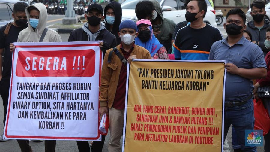 Sejumlah korban aplikasi Binomo direncanakan menggelar aksi demo di Mabes Polri, Jakarta, Senin (21/2/2022). (CNBC Indonesia/Andrean Kristianto)
