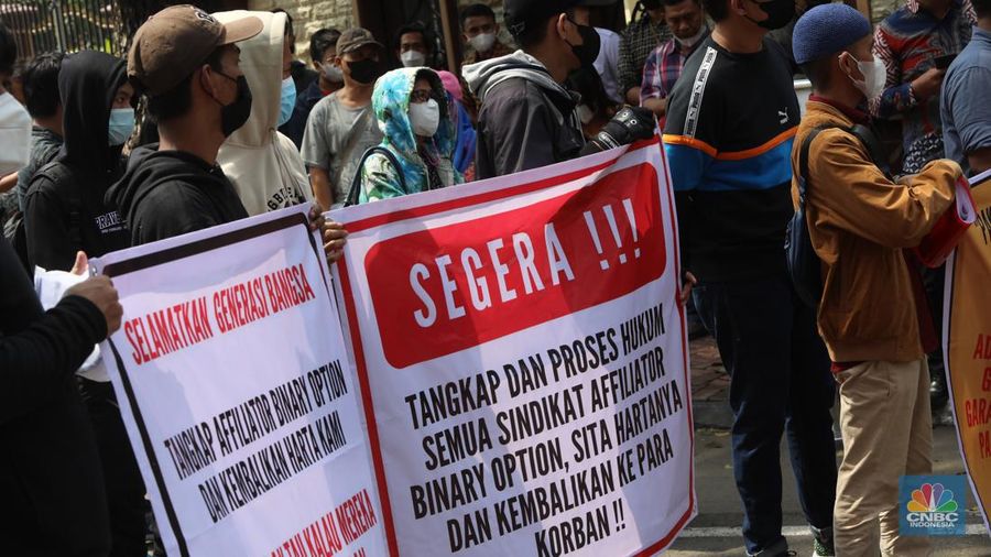 Sejumlah korban aplikasi Binomo direncanakan menggelar aksi demo di Mabes Polri, Jakarta, Senin (21/2/2022). (CNBC Indonesia/Andrean Kristianto)