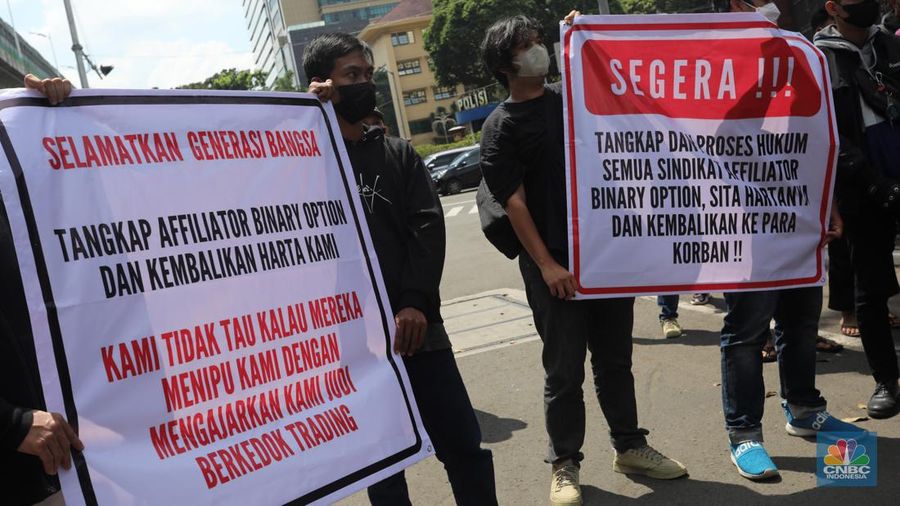 Sejumlah korban aplikasi Binomo direncanakan menggelar aksi demo di Mabes Polri, Jakarta, Senin (21/2/2022). (CNBC Indonesia/Andrean Kristianto)