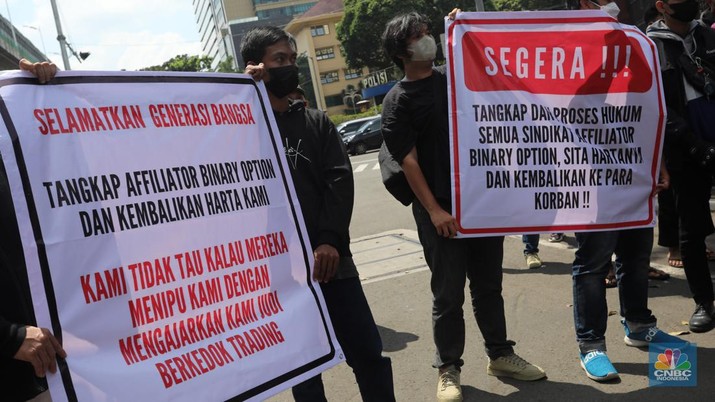 Sejumlah korban aplikasi Binomo direncanakan menggelar aksi demo di Mabes Polri, Jakarta, Senin (21/2/2022). (CNBC Indonesia/Andrean Kristianto) Sejumlah korban aplikasi Binomo direncanakan menggelar aksi demo di Mabes Polri, Jakarta, Senin (21/2/2022). (CNBC Indonesia/Andrean Kristianto)