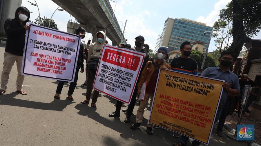 Sejumlah korban aplikasi Binomo direncanakan menggelar aksi demo di Mabes Polri, Jakarta, Senin (21/2/2022). (CNBC Indonesia/Andrean Kristianto)