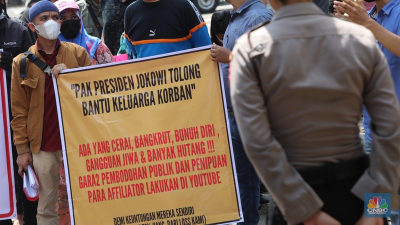 Sejumlah korban aplikasi Binomo direncanakan menggelar aksi demo di Mabes Polri, Jakarta, Senin (21/2/2022). (CNBC Indonesia/Andrean Kristianto)