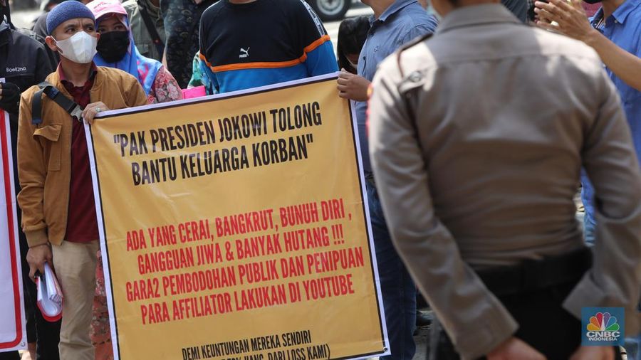 Sejumlah korban aplikasi Binomo direncanakan menggelar aksi demo di Mabes Polri, Jakarta, Senin (21/2/2022). (CNBC Indonesia/Andrean Kristianto)