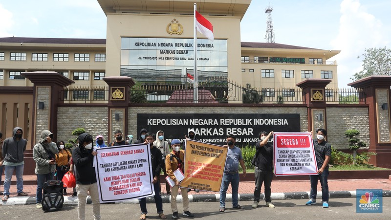 Sejumlah korban aplikasi Binomo direncanakan menggelar aksi demo di Mabes Polri, Jakarta, Senin (21/2/2022). (CNBC Indonesia/Andrean Kristianto)