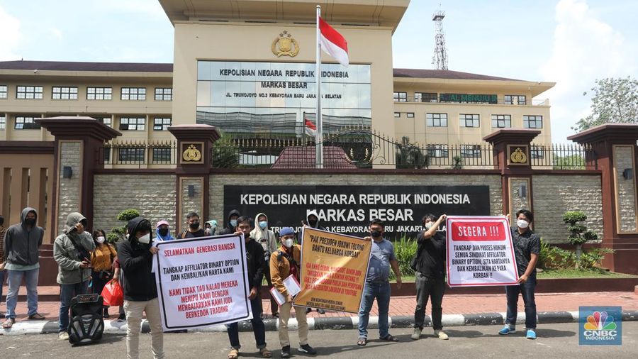 Sejumlah korban aplikasi Binomo direncanakan menggelar aksi demo di Mabes Polri, Jakarta, Senin (21/2/2022). (CNBC Indonesia/Andrean Kristianto)