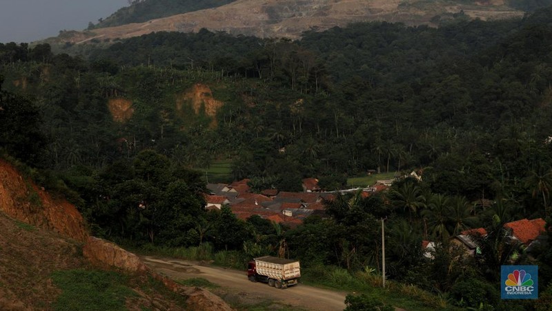 Truk pengangkut material melintas diantara gunungan tambang galian c batu andesit dan turunannya, termasuk pasir di kawasan Rumpin, Bogor, Jawa Barat, Senin, (21/2/2022). (CNBC Indonesia/Muhammad Sabki)