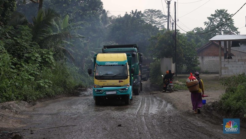 Kerusakan Jalur Rumpin, Jawa Barat (CNBC Indonesia/Muhammad Sabki)