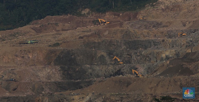 Truk pengangkut material melintas diantara gunungan tambang galian c batu andesit dan turunannya, termasuk pasir di kawasan Rumpin, Bogor, Jawa Barat, Senin, (21/2/2022). (CNBC Indonesia/Muhammad Sabki)