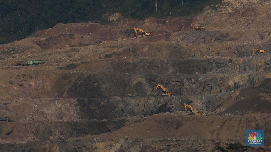 Truk pengangkut material melintas diantara gunungan tambang galian c batu andesit dan turunannya, termasuk pasir di kawasan Rumpin, Bogor, Jawa Barat, Senin, (21/2/2022). (²©²ÊÍøÕ¾/Muhammad Sabki)