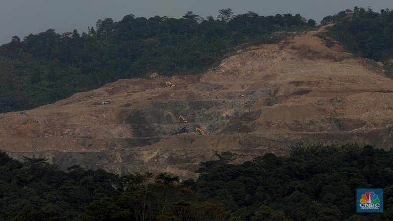 Truk pengangkut material melintas diantara gunungan tambang galian c batu andesit dan turunannya, termasuk pasir di kawasan Rumpin, Bogor, Jawa Barat, Senin, (21/2/2022). (CNBC Indonesia/Muhammad Sabki)