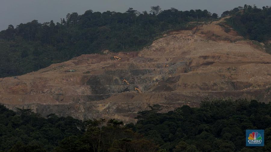 Truk pengangkut material melintas diantara gunungan tambang galian c batu andesit dan turunannya, termasuk pasir di kawasan Rumpin, Bogor, Jawa Barat, Senin, (21/2/2022). (CNBC Indonesia/Muhammad Sabki)