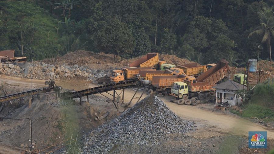 Truk pengangkut material melintas diantara gunungan tambang galian c batu andesit dan turunannya, termasuk pasir di kawasan Rumpin, Bogor, Jawa Barat, Senin, (21/2/2022). (CNBC Indonesia/Muhammad Sabki)