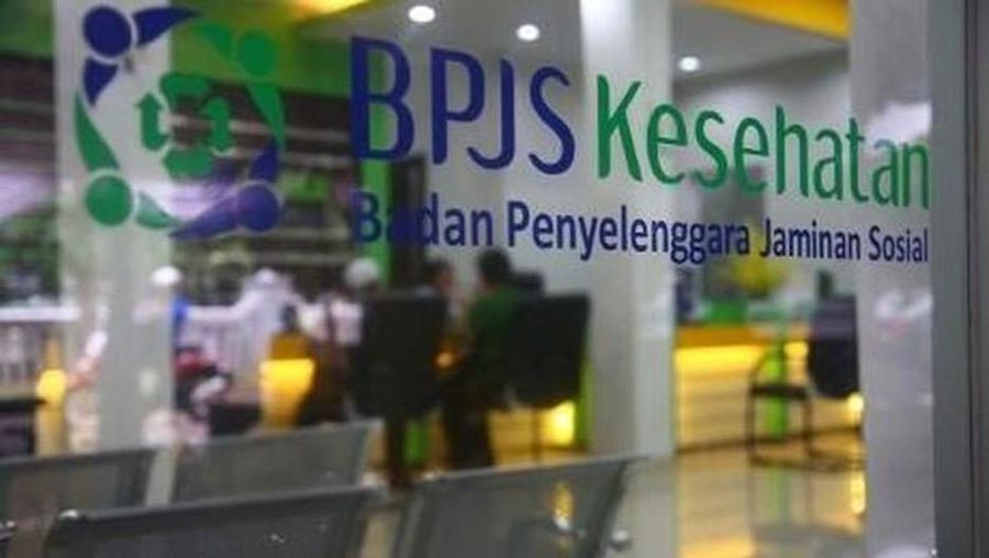 Para peserta Program JKN-KIS di kantor BPJS Kesehatan.