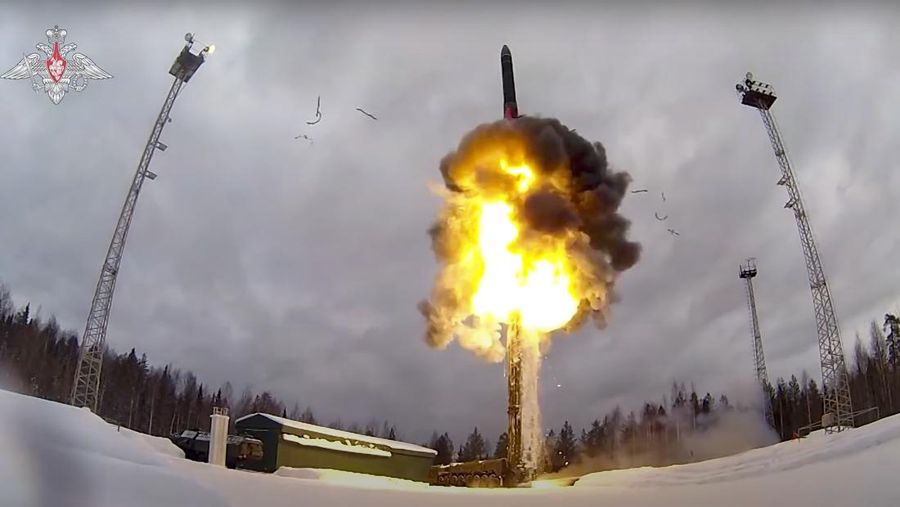 Foto ini diambil dari video yang disediakan oleh Layanan Pers Kementerian Pertahanan Rusia pada hari Sabtu, 19 Februari 2022, menunjukkan rudal balistik antarbenua Yars diluncurkan dari lapangan udara selama latihan militer. AP/