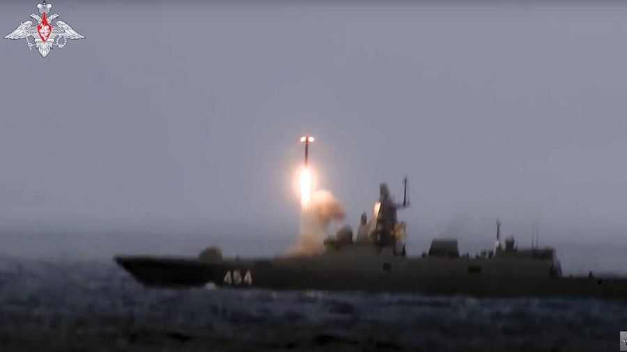 Foto ini diambil dari video yang disediakan oleh Layanan Pers Kementerian Pertahanan Rusia pada hari Sabtu, 19 Februari 2022, menunjukkan rudal balistik antarbenua Yars diluncurkan dari lapangan udara selama latihan militer. AP/