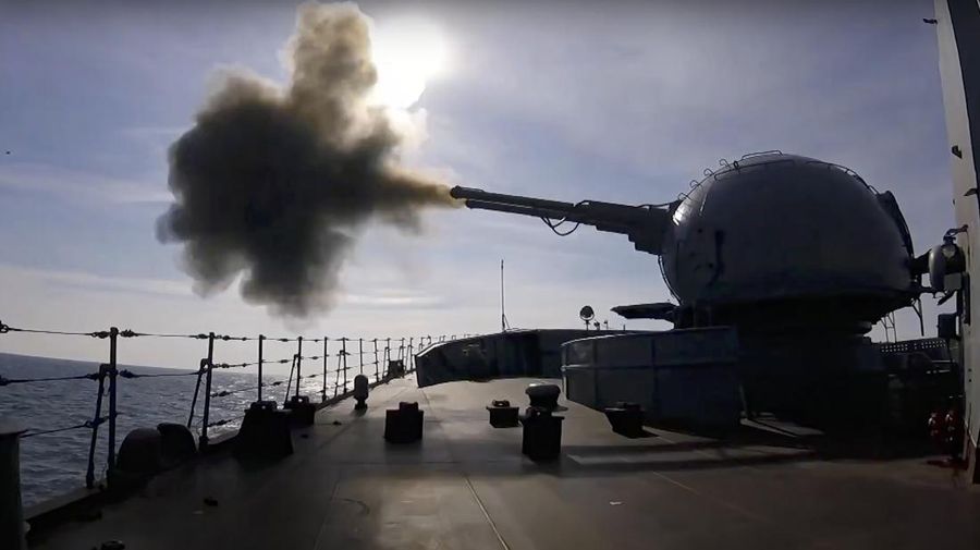 Foto ini diambil dari video yang disediakan oleh Layanan Pers Kementerian Pertahanan Rusia pada hari Sabtu, 19 Februari 2022, menunjukkan rudal balistik antarbenua Yars diluncurkan dari lapangan udara selama latihan militer. AP/