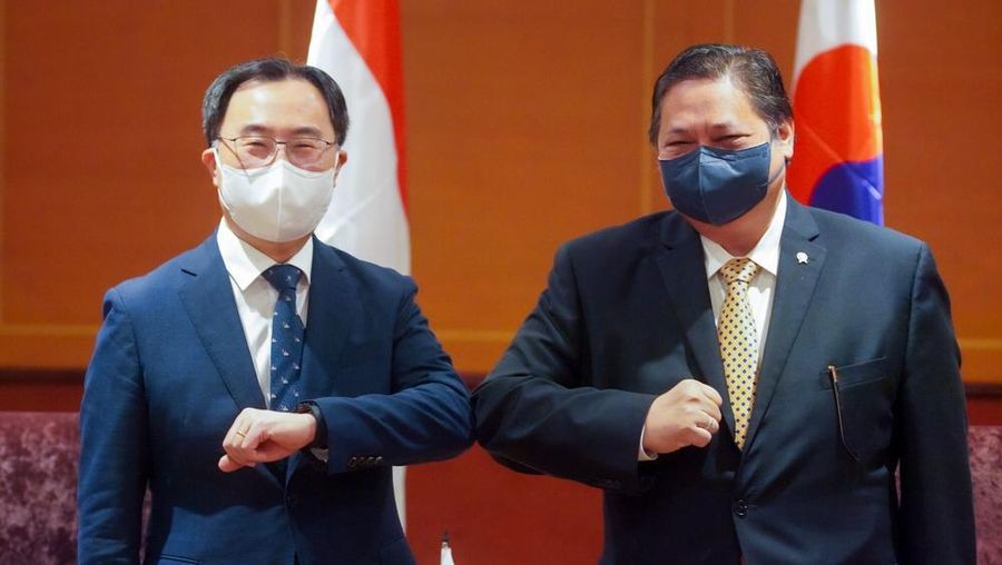 Guna makin mempererat hubungan bilateral antara Indonesia dan Korea Selatan (Korsel), khususnya dalam bidang ekonomi dan bisnis, Menteri Koordinator Bidang Perekonomian Airlangga Hartarto mengadakan pertemuan dengan Menteri Perdagangan, Industri dan Energi (MOTIE) Korea Selatan Moon Sung Wook. Pertemuan tersebut merupakan pertemuan pertama tingkat menteri dalam Joint Committee Meeting on Economic Cooperation (JCEC) Indonesia - Korsel. (Dok: Kemenko RI